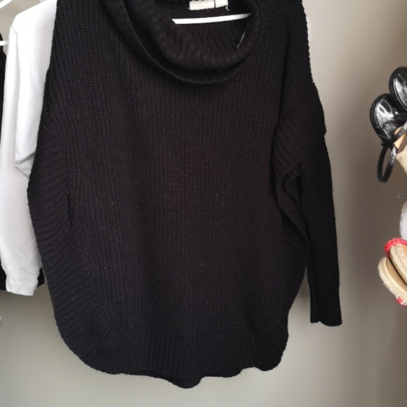 Black poncho with cute elbow - Picture 1 of 2